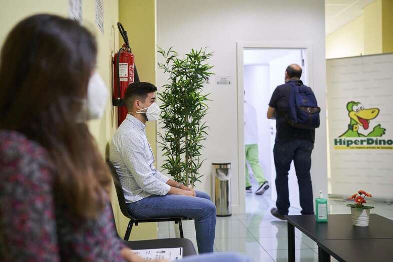 Empleados de HiperDino esperando para realizarse la prueba (Foto TA)